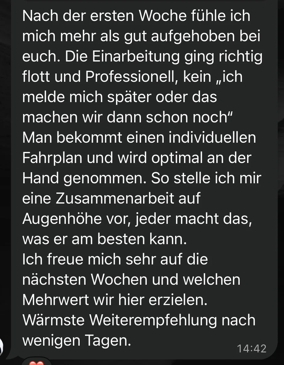 WhatsApp-Nachricht von Tobi R. nach der ersten Woche: Die Einarbeitung ging richtig flott und professionell, man bekommt einen individuellen Fahrplan und wird optimal an die Hand genommen. Wärmste Weiterempfehlung nach wenigen Tagen.